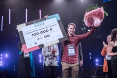 Johan Seijsing vann vetenskapspitchtävlingen "Skolar Awards" vid entreprenörskonferensen "Slush" i Helsingfors. Foto: Vilja Pursiainen, Kaskas Media