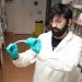 Mohammad Morsali, en av forskarna bakom studien, visar hållbarheten på det nya ligninbaserade materi