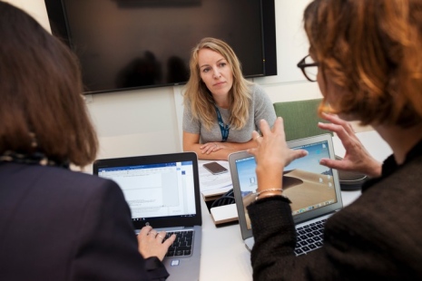 Tre personer diskuterar något